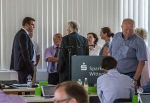 Christian Tylsch im Gespräch mit anderen Politikern im Kreistag