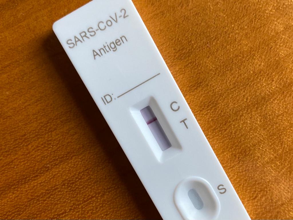 Ein Corona-Schnelltest zeigt ein negatives Ergebnis.