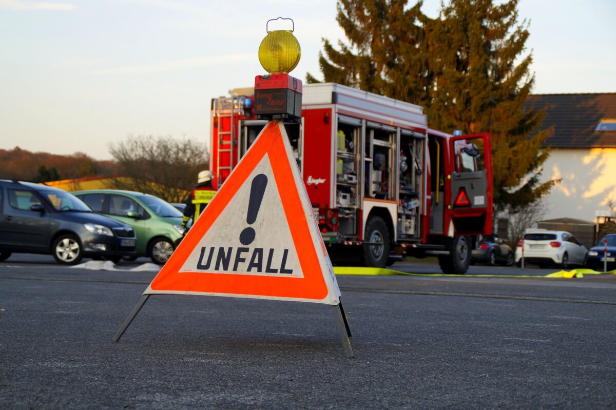 Nach einem Unfall hilft in der Regel die Feuerwehr. In Cobbelsdorf brauchte die Feuerwehr Hilfe.