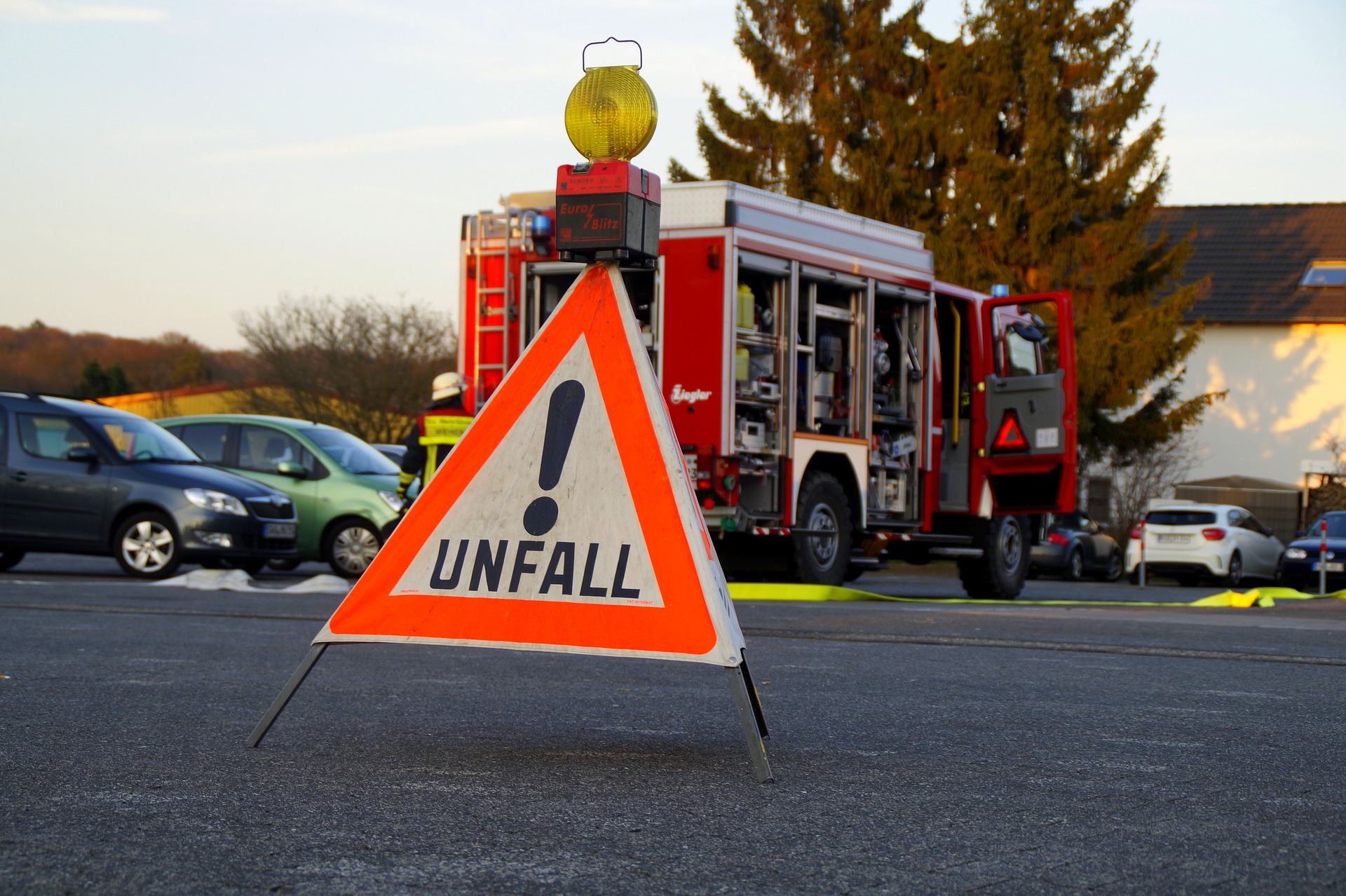 Nach einem Unfall hilft in der Regel die Feuerwehr. In Cobbelsdorf brauchte die Feuerwehr Hilfe.