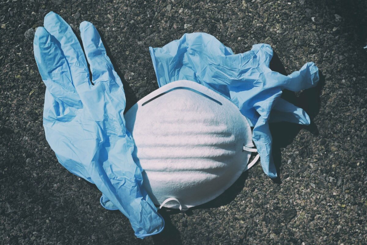Maske und Handschuhe gegen Corona