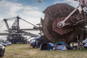 Gemini (im Hintergrund) ist begehbar. Und mit dem Testzentrum am Wochenende bereitet sich Ferropolis auch auf die kommende Campingsaison vor.