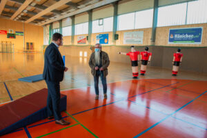 Christian Tylsch im Gespräch mit Hans-Joachim Kramer von der BSG Aktivist in Gräfenhainichen.