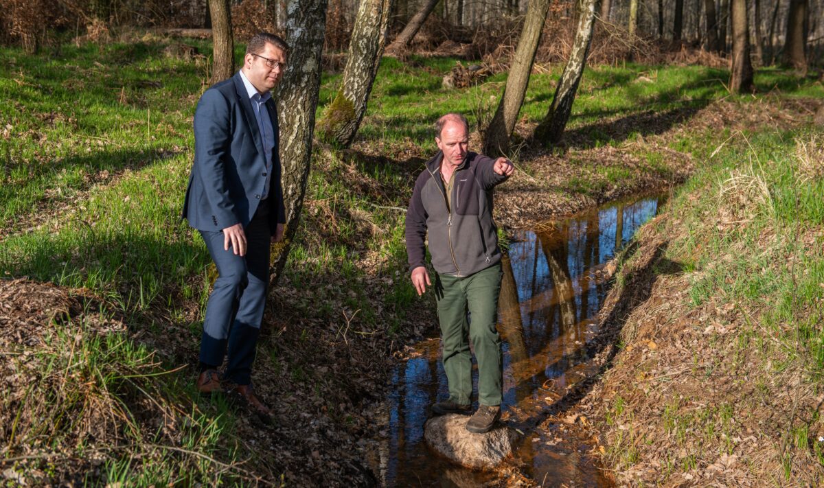 Christian Tylsch lässt sich von Axel Mitzka die Besonderheiten der Dübener Heide erklären.