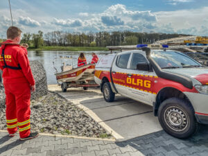 Ein Fahrzeug der DLRG lässt ein Boot zu Wasser.