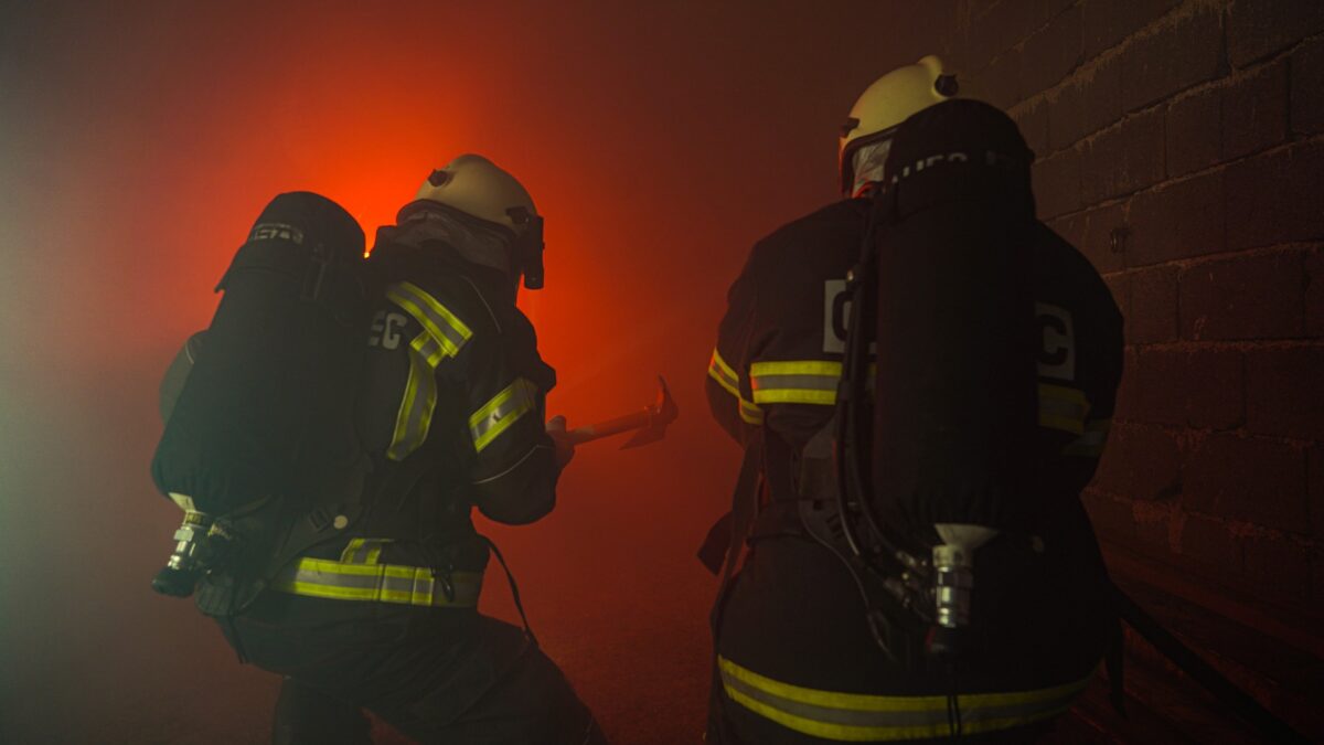 Nach einem schweren Schicksalsschlag organisieren Feuerwehrleute Hilfe für einen Kameraden.