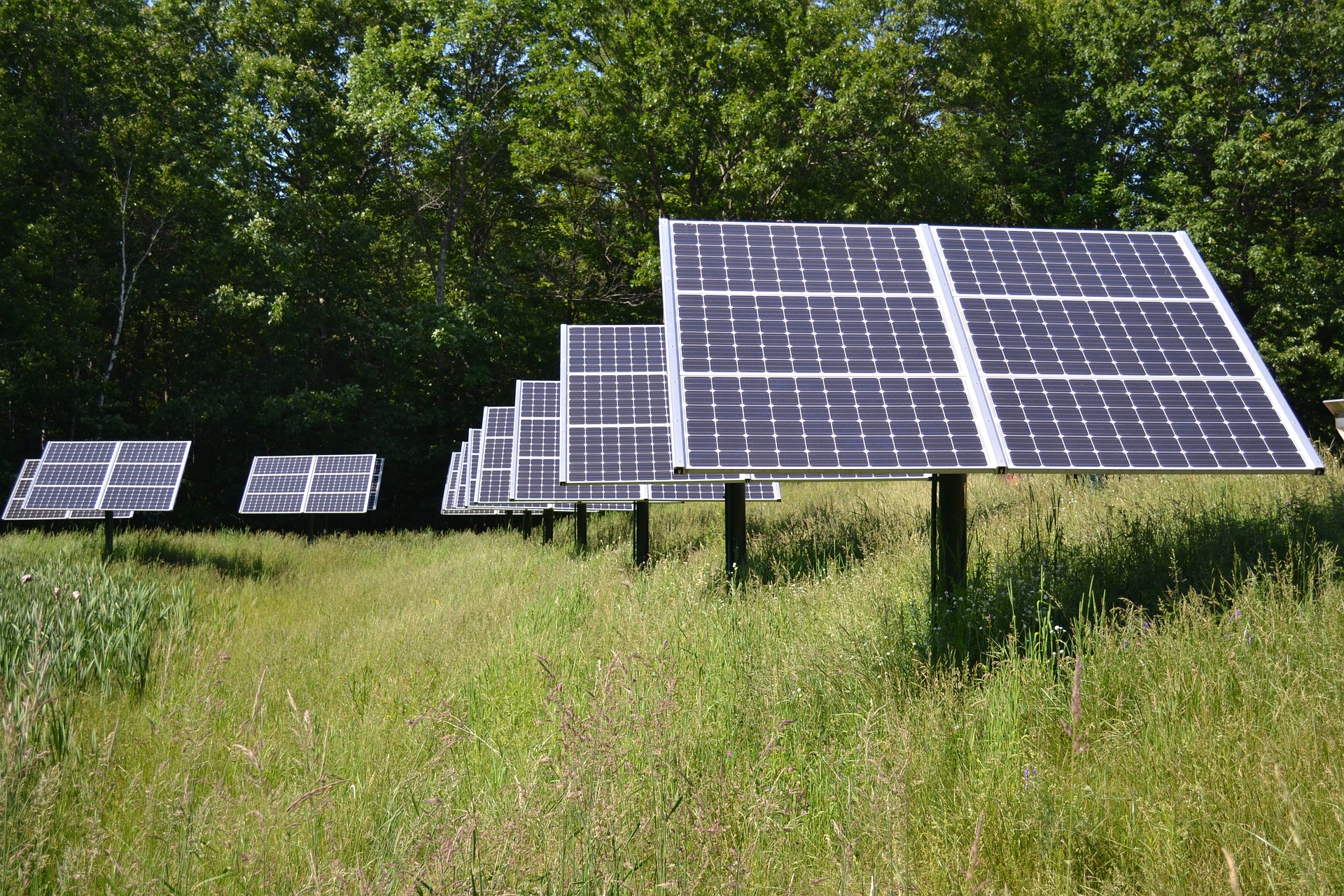 Wenn die Sonne scheint, ist zu viel Strom da. Scheint sie nicht, gibt es zu wenig. Ausgleich schaffen Speicherlösungen wie die von Tesvolt.