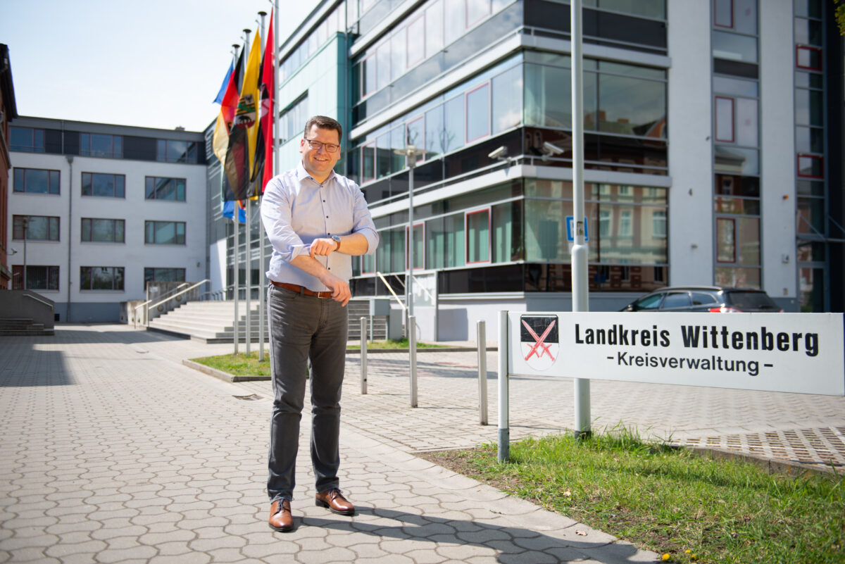 Christian Tylsch vor der Kreisverwaltung