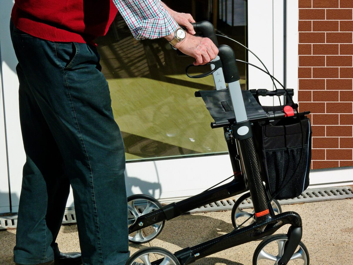Rentner mit Rollator
